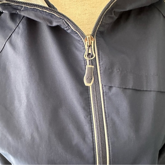 New Balance Women’s Hooded Rain Coat Jacket - Picture 6 of 6